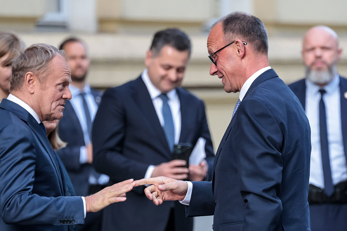 Im Windschatten der Amtsübergabe des scheidenden Präsidenten Andrzej Duda an seinen Nachfolger Karol Nawrocki strich das polnische Außenministerium die Stelle des Beauf-tragten für die deutsch-polnischen Beziehungen mit sofortiger Wirkung. Die Entscheidung kam überraschend. Wie es dazu kam und was die Hintergründe sind, beleuchtet Stephan Stach.