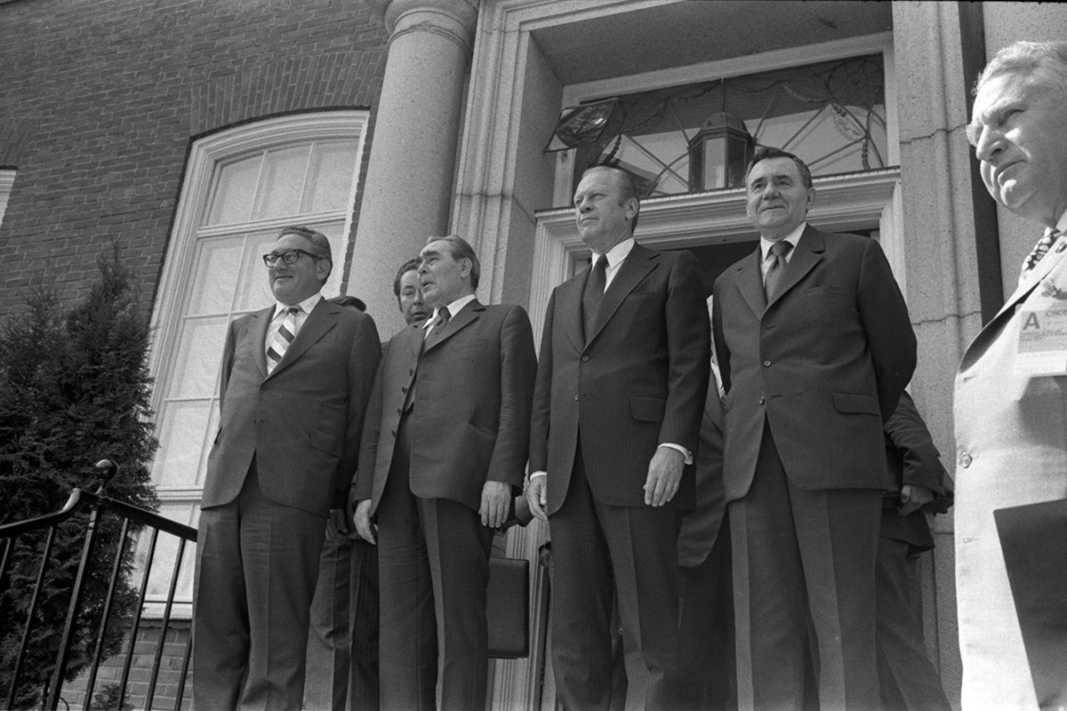 Vor 50 Jahren wurde die KSZE-Schlussakte in Helsinki unterzeichnet. Das Dokument sollte den Kalten Krieg mit dem Prinzip der „friedlichen Koexistenz” entschärfen, indem es die sowjetische Kontrolle über Osteuropa legitimierte. Unerwartet aber setzte es etwas in Gang, was die kommunistischen Regime ins Wanken brachte: Es machte Menschenrechte zu einem Faktor internationaler Politik, schreibt Sergej Lukaschewski.