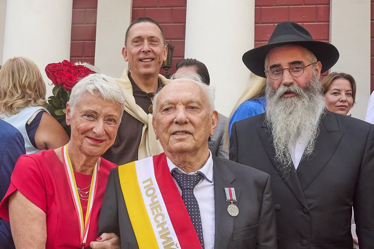 Die Stadt Odesa hat Roman Schwarzman und Marieluise Beck die Ehrenbürgerwürde verliehen. Damit würdigt sie ihr Engagement für Erinnerung, jüdisches Leben und humanitäre Solidarität – und bekräftigt zugleich die enge partnerschaftliche Zusammenarbeit zwischen Bremen und Odesa in Zeiten von Krieg und Bedrohung.
