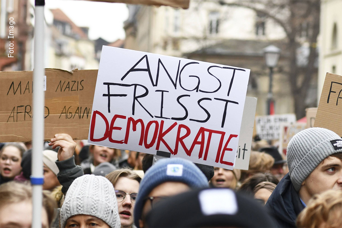 Die Wurzel politischen Handelns ist die existenzielle Angst vor dem eigenen Tod, schreibt Vlatko Sekulovic. Während der Nationalismus Unsterblichkeit durch die Nation verspricht und die Feindseligkeit gegenüber „dem Anderen“ aufrechterhält, zielt der Liberalismus darauf ab, Angst durch Kreativität und Freiheit zu transformieren und so Raum für Dialog und Pluralität zu schaffen. Eine neue Kritik am Nationalismus muss daher falsche Versprechungen aufdecken, fordert der serbische Anwalt und frühere Staatssekretär.