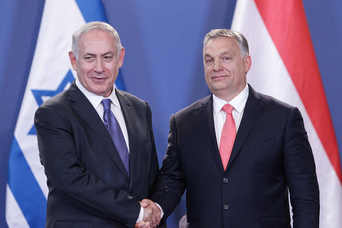 Europas Rechtspopulisten wissen geschickt das Erstarken des Antisemitismus für sich zu instrumentalisieren und suchen zugleich Nähe zu Netanjahu. In ihrem jüngsten Buch „Das Sterben der Demokratie“ widmen der Extremismus-Experte Peter Neumann und der Nahost-Autor und Kolumnist Richard C. Schneider diesem Phänomen ein eigenes Kapitel: „Die Sache mit den Juden“. Im Interview mit Till Schmidt spricht Richard C. Schneider über diese neue Allianz und den Antisemitismus der Neuen Rechten. 