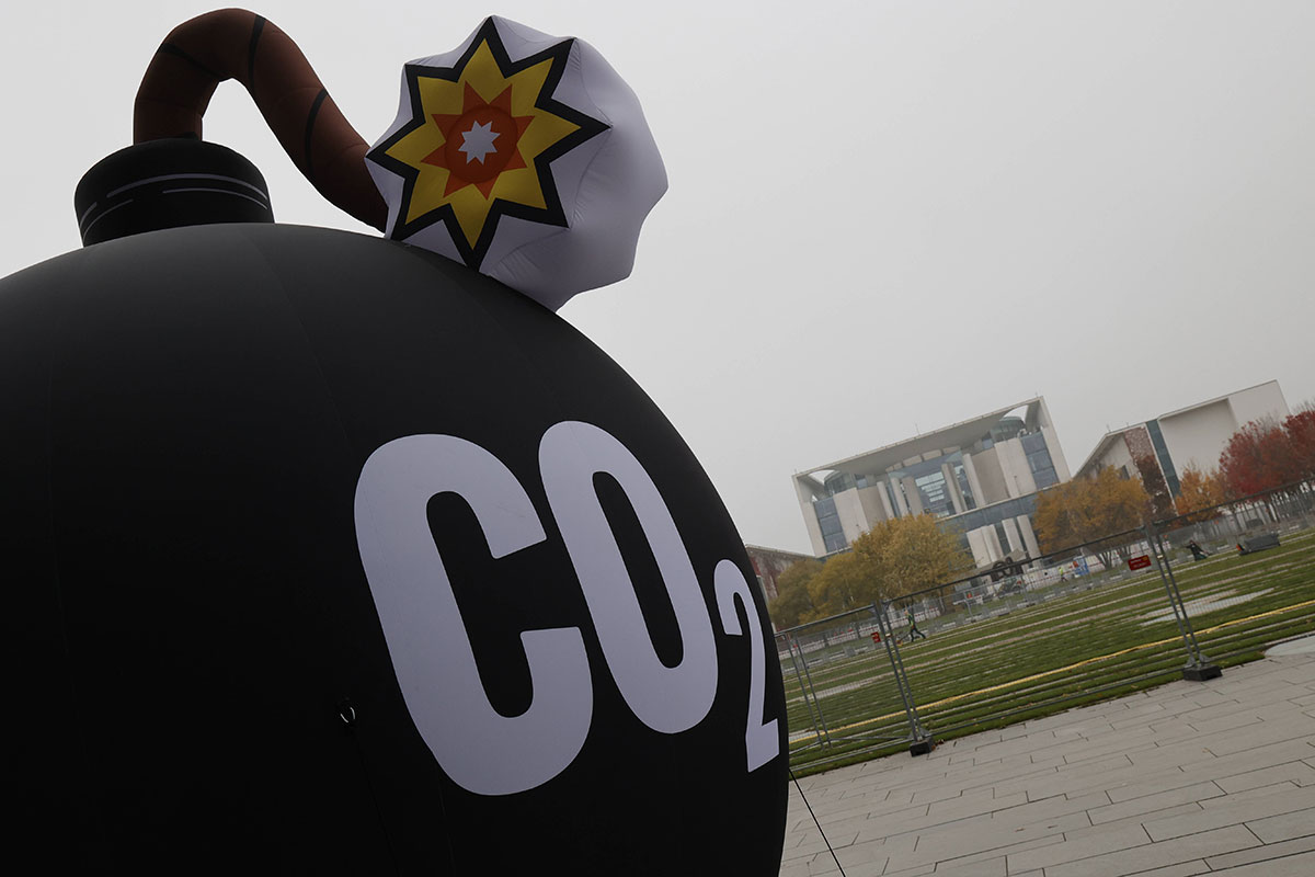 CO2-Entnahme wird zur Erreichung der Klimaziele zunehmend wichtiger. Eng verknüpft mit Fragen des Markthochlaufs und Politikinstrumenten ist das Thema Wahrnehmung und Akzeptanz der Technologien in der Öffentlichkeit. Das vorliegende Papier von Dr. Christine Merk gibt einen Überblick über den Stand der Forschung zum Thema Akzeptanz von CO2-Entnahme und liefert Hinweise, wie man Widerständen aus der Bevölkerung begegnen oder vorbeugen kann.