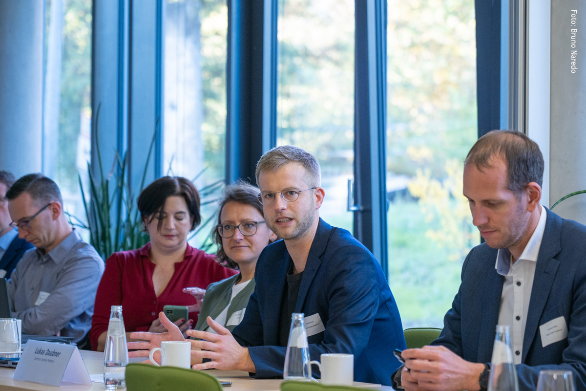 CO₂-Entnahme ist bislang weitgehend ein Thema für Expertinnen und Experten. Die gesellschaftliche Akzeptanz dieser Form des Klimaschutzes ist bisher kaum beleuchtet. Daher haben wir in Kooperation mit dem Potsdam-Institut für Klimafolgenforschung (PIK) in einem Fachgespräch untersucht, wie die Öffentlichkeit auf CO₂-Entnahme blickt, wie einzelne Methoden wahrgenommen werden und wie Vertrauen in Entnahmeprojekte aufgebaut werden kann.