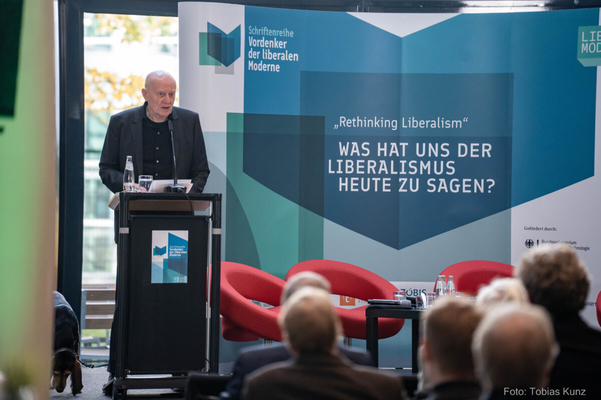 Nach einer langen Periode der gesellschaftlichen und politischen Liberalisierung sehen wir uns einer veritablen antiliberalen Gegenrevolution gegenüber. Wir müssen uns fragen, wo haben liberalen Ideen und Politik zu diesem Rückschlag beigetragen? Und was sind freiheitliche Antworten auf die großen Herausforderungen unserer Zeit? Eröffnungsrede von Ralf Fücks zur Konferenz „Liberalismus neu denken“.
