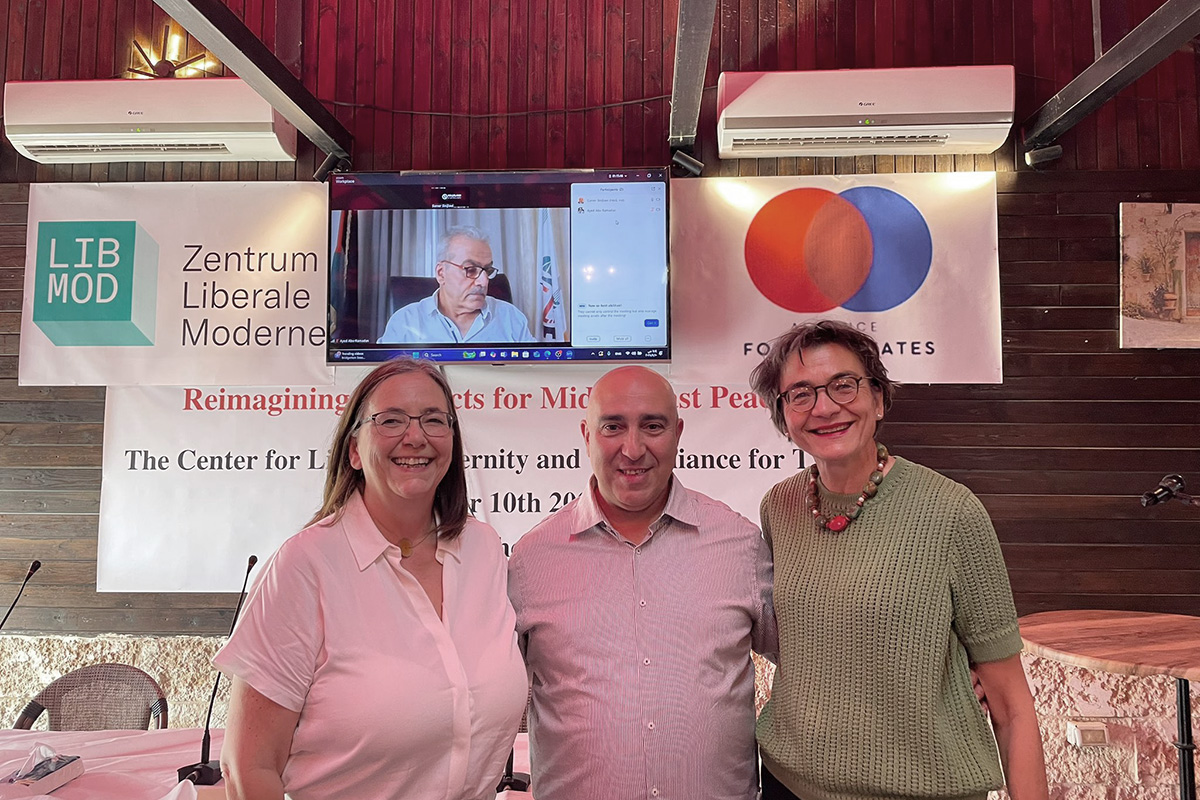 Am 10. und 11. November veranstaltete das Nahost-Netzwerk des Zentrums Liberale Moderne zwei politisch bedeutende Veranstaltungen in Israel und den palästinensischen Gebieten im Westjordanland, die einen offenen Dialog zwischen Israelis und Palästinensern ermöglichten. Trotz der angespannten Lage kamen mehr als 100 Teilnehmende zusammen, um über Perspektiven für Frieden, regionale Kooperation und die Zukunft diplomatischer Initiativen zu diskutieren.