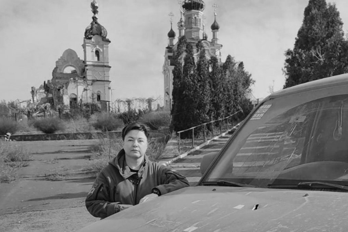 Die Nachricht vom Tod unserer Freundin und Partnerin Maryna Worontzowa erfüllt uns mit tiefer Trauer. Die Gründerin der Hilfsinitiative „Bez Sumnivu“ stand für unerschütterlichen Mut, Wahrhaftigkeit und gelebte Solidarität – bis zuletzt. Ihr Einsatz für die Menschen in der Ukraine, selbst unter Lebensgefahr, macht sie zu einem Sinnbild echter Menschlichkeit. Wir werden Maryna nie vergessen.