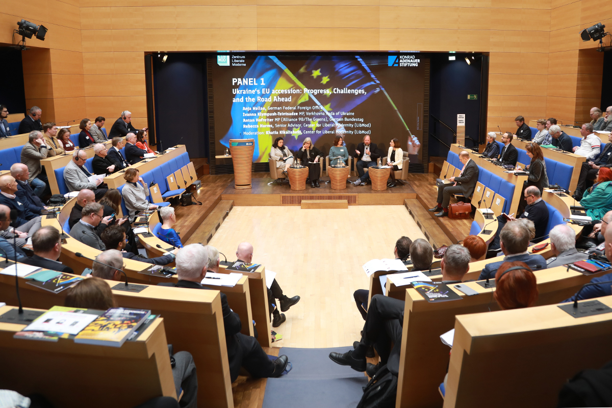 Am 12. November 2025 fand in der Akademie der Konrad-Adenauer-Stiftung die internationale Konferenz „Geopolitische Zeitenwende? – Die Ukraine und die Zukunft der EU“ statt, organisiert vom Zentrum Liberale Moderne in Zusammenarbeit mit der Konrad-Adenauer-Stiftung. Zahlreiche hochkarätige Panelistinnen und Panelisten debattierten über die Zukunft der EU und eine mögliche geopolitische Zeitenwende.