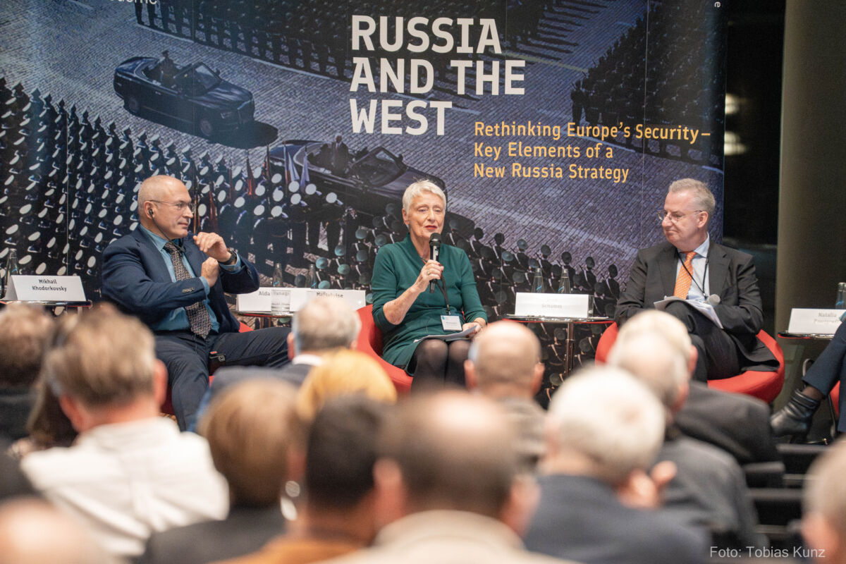 Im vierten Jahr nach der rus­si­schen Groß­in­va­sion in die Ukraine tun sich Deutsch­land und Europa immer noch schwer, aus der Bedro­hung durch Moskau die rich­ti­gen Schlüsse zu ziehen. Bei der dies­jäh­ri­gen Podi­ums­dis­kus­sion „Russ­land und der Westen“ wurden die Pro­bleme und Her­aus­for­de­run­gen dis­ku­tiert sowie drin­gende Hand­lungs­emp­feh­lun­gen ausgesprochen.