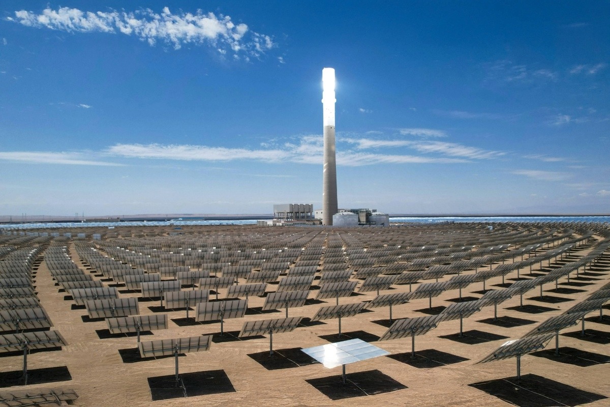 Chinas rasante Modernisierung ist mit einer gigantischen Kohlekraftwerksflotte befeuert worden. Infolgedessen ist China das Land mit den weltweit am Abstand höchsten CO2-Emissionen. Zugleich ist China mittlerweile Marktführer bei vielen wichtigen „grünen“ Technologien. Lukas Daubner und Rena Barghusen fassen die Diskussion unseres hochrangig besetzten Strategiekreises Klimatransformation zusammen.