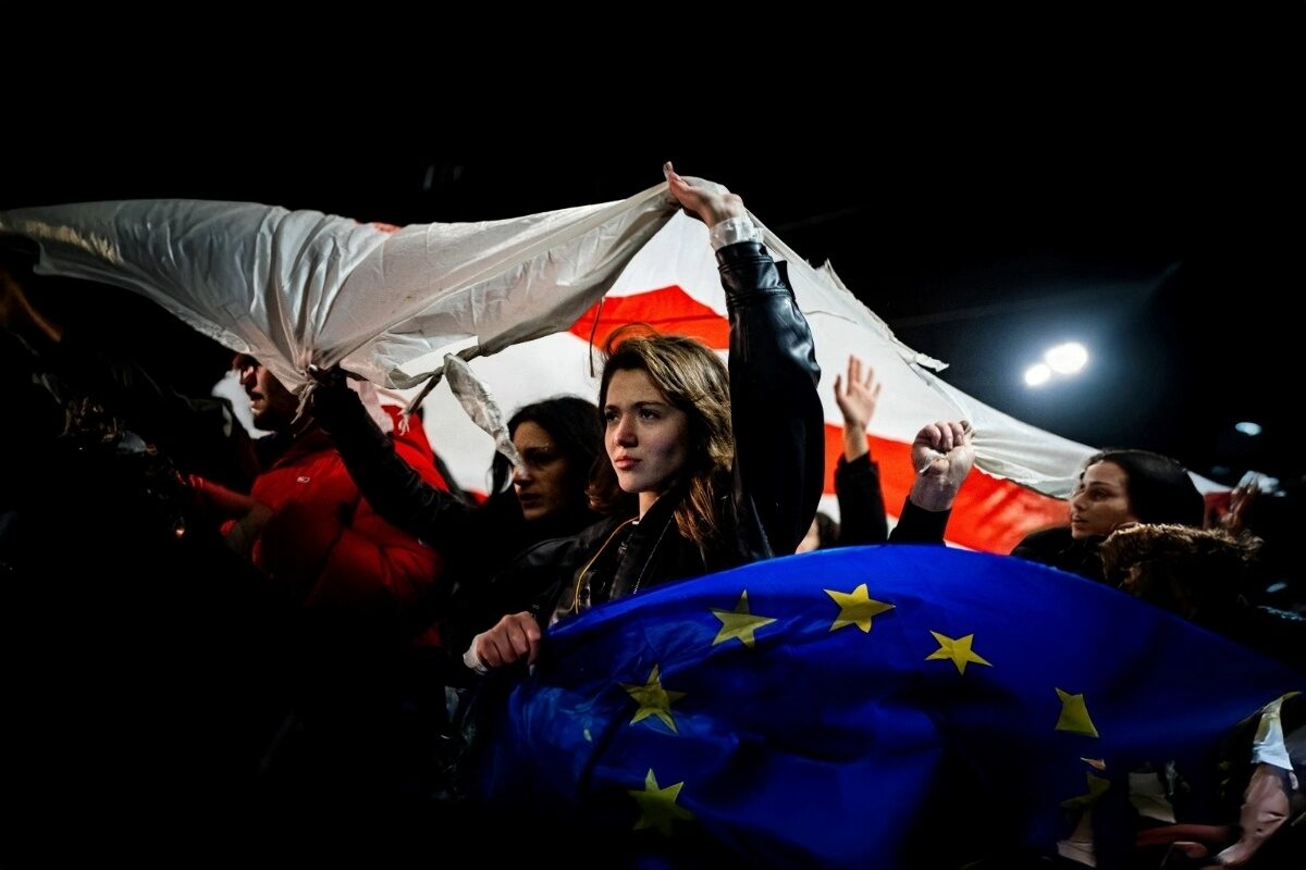 Dass Georgien in den Autoritarismus abgleitet, ist weit mehr als ein innenpolitischer Prozess. Russland testet dort, wie weit sich repressive Politik und antiwestliche Narrative verbreiten lassen, ohne dass die EU gegensteuert. Der zivilgesellschaftliche Widerstand ist stark, doch Europas Handeln ist unerlässlich, schreibt Khatia Kikalishvili.