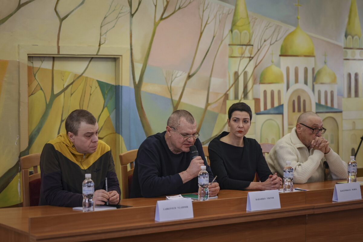 Die Ausreise von mehr als 120 politischen Gefangenen aus Belarus zeigt, wie effizient die USA ihre Politik in Europa verfolgen, schreibt der Belarus-Experte Felix Ackermann (Professor für Public History, Fernuniversität Hagen) nach der Freilassung in seiner Analyse.