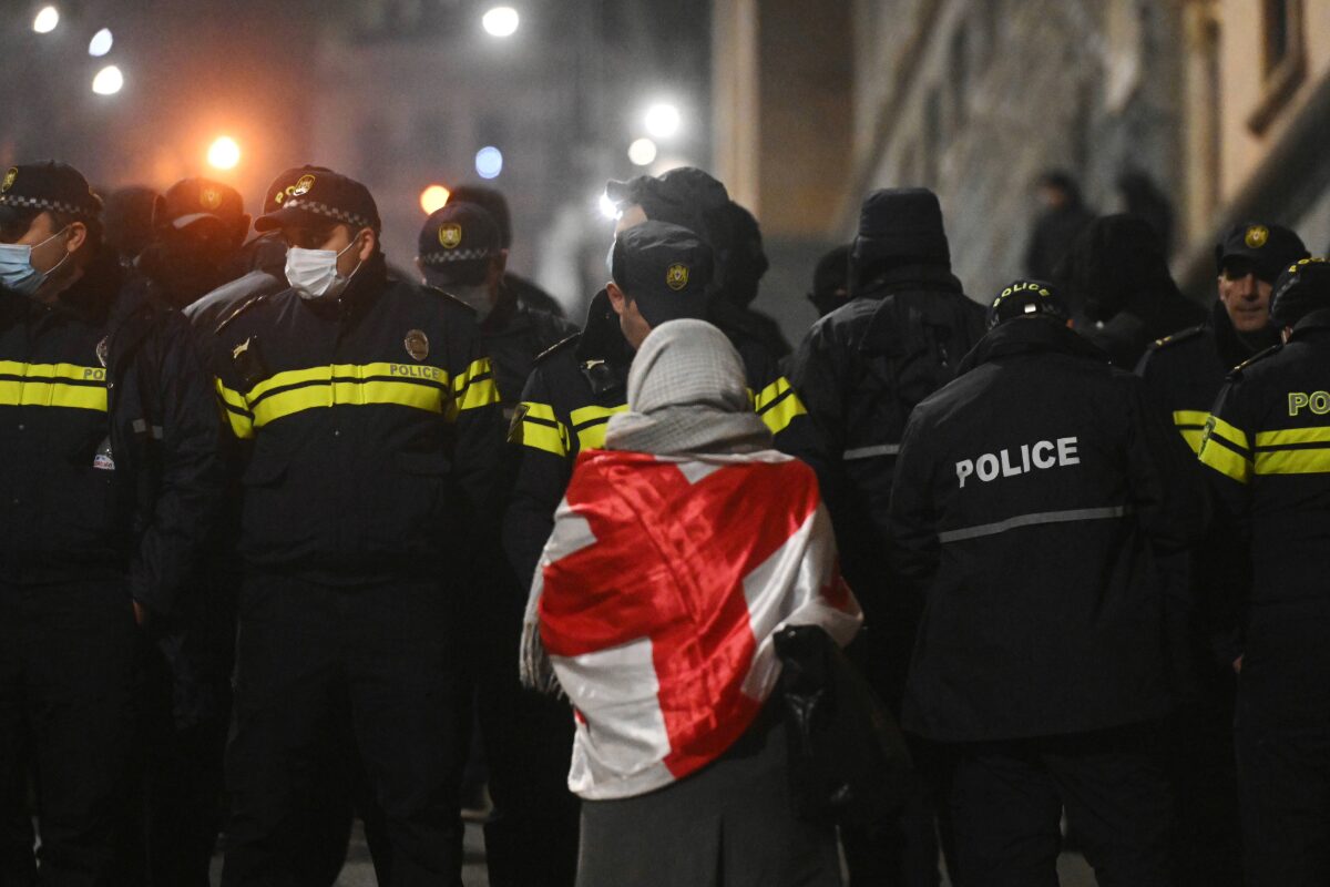 Georgien befindet sich auf dem Weg zu einer autoritären Machtkonsolidierung. Die systematische Einschränkung von Zivilgesellschaft, politischem Wettbewerb und Versammlungsfreiheit gehen einher mit einer außenpolitischen Abkehr von der EU. Ein Policy Paper von Nino Chachava und Saba Bachveli (beide: Civil Society Foundation, Georgia).