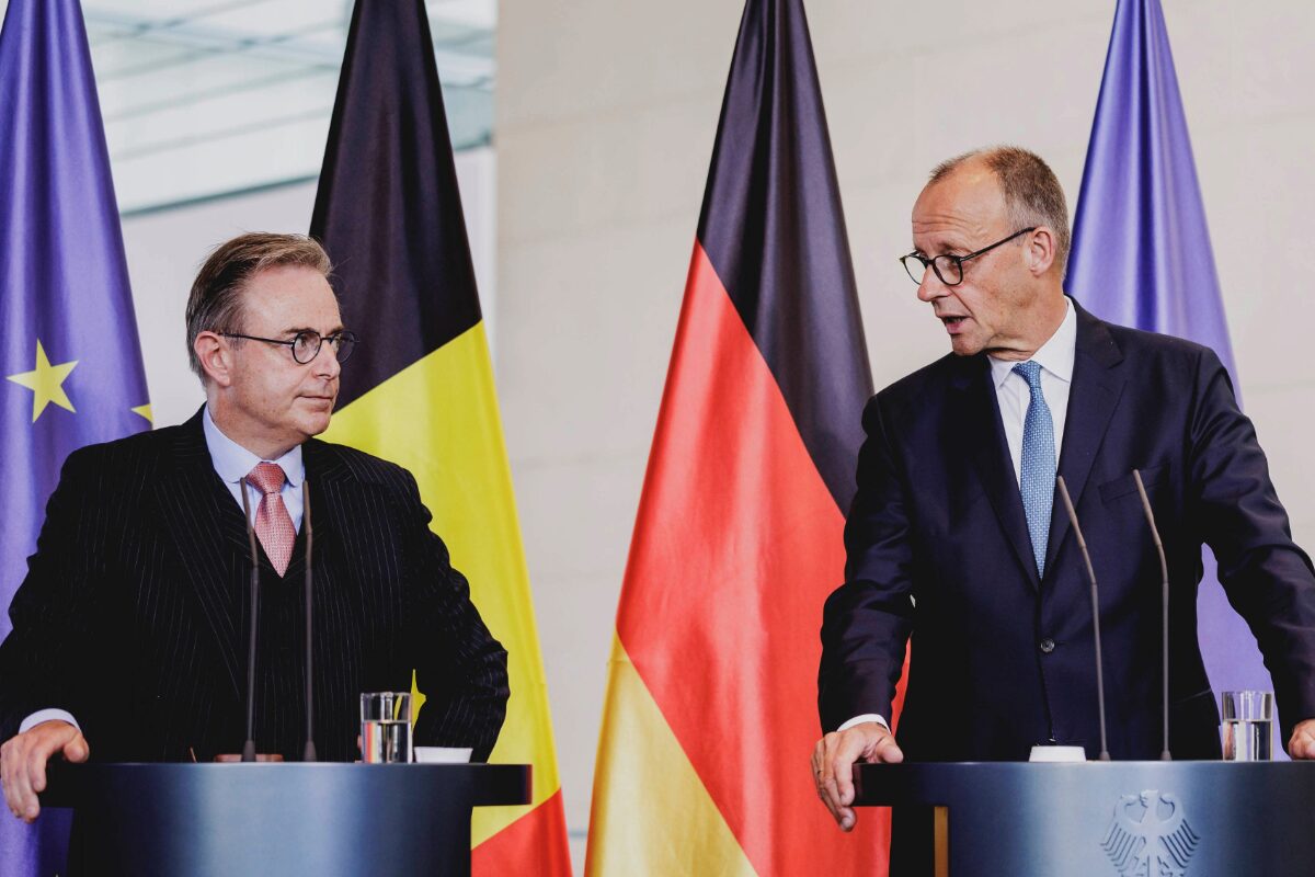 The EU is struggling to find a way to mobilize Russian assets frozen in the EU for Ukraine. The Belgian government in particular is citing legal and financial risks against the proposed “Ukraine reparations loan.” The expert opinion shows that such a loan does not entail any substantially new risks compared to the EU's previous sanctions decisions; the advantages outweigh the disadvantages. We would like to thank attorney Patrick Heinemann for providing us with the expert opinion of the international team of authors.