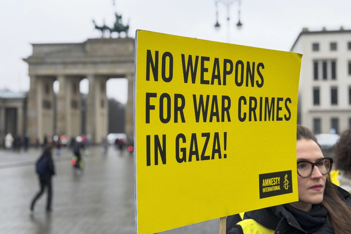 Mit über zwei Jahren Verspätung erklärt Amnesty International das Massaker der islamistischen Hamas vom 7. Oktober 2023 als Kriegsverbrechen. Nur: Warum jetzt erst? Der Zeitpunkt lässt Amnesty in keinem guten Licht dastehen, meint unser Kolumnist Richard C. Schneider.