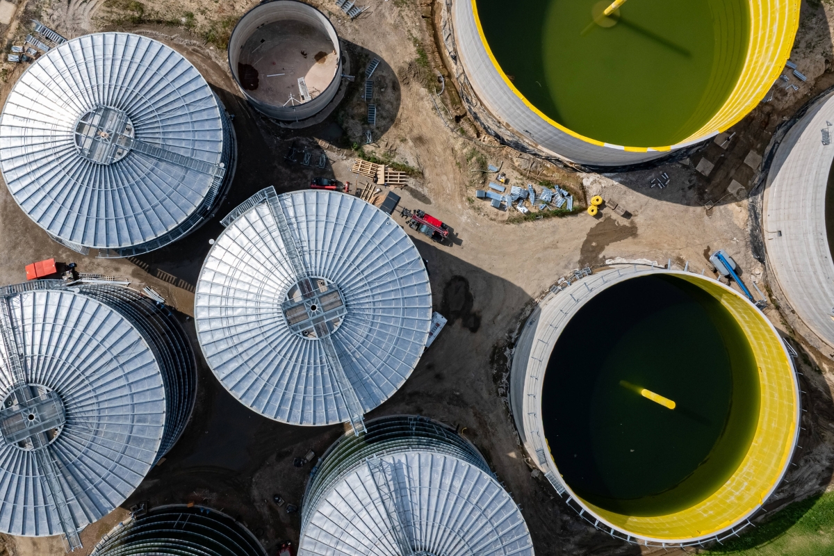 CO₂-Entnahme ist für wirksamen Klimaschutz unverzichtbar – weil Emissionsminderungen bislang nicht ausreichen. Anwendungen wie BioCCS und Pflanzenkohle bieten hier große, bislang kaum genutzte Potenziale zur dauerhaften CO₂-Bindung. Das Policy Paper von LibMod und Bellona zeigt Chancen, Zielkonflikte und politische Handlungsoptionen auf, um Bio-CCS zu einer tragenden Säule des deutschen Klimaschutzes zu machen.