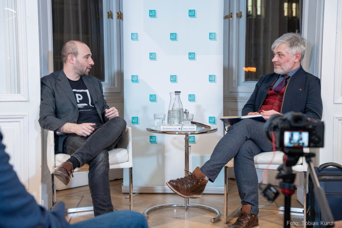 Der Liberalismus steckt in einer tiefen Krise – was sind deren Ursachen und wie lässt sich diese Krise überwinden und liberales Denken erneuern? Darüber diskutierten der Politikwissenschaftler und Publizist Yascha Mounk  (u.a. Johns Hopkins University und Sciences Po) sowie der polnische Historiker, Publizist und LibMod-Fellow Jaroslaw Kuisz. Ausgangspunkt war die Beobachtung, dass viele der politischen Gewissheiten, die um die Jahrtausendwende noch selbstverständlich schienen, heute brüchig geworden sind.