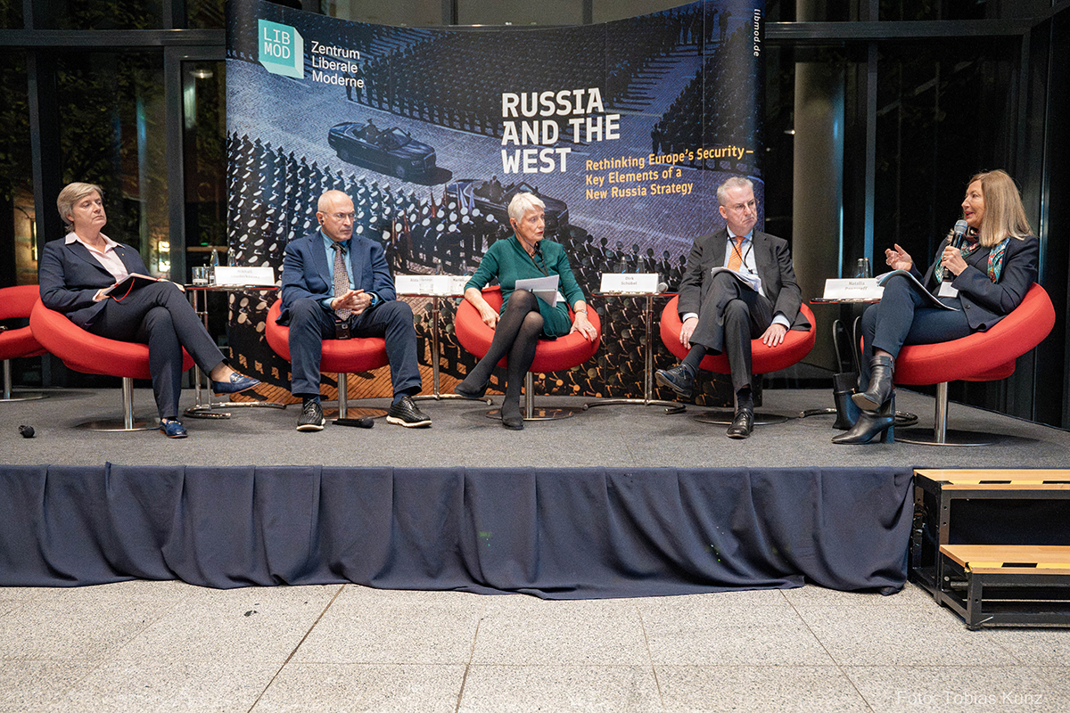 Russia is waging its full-scale war against Ukraine for four years already, but Germany and Europe are still struggling to find the right answers to the threat posed by Moscow. At this year's panel discussion ‘Russia and the West’, participants called for deterrence and containment – but also for keeping contact with those in Russia who will be needed after the end of the regime.