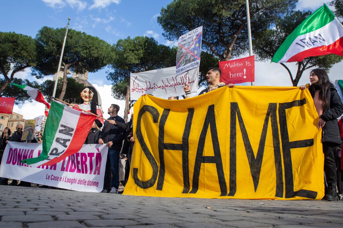 Die Empörung über Israels Kriegsführung in Gaza war groß, weltweit laut und aggressiv. Umso schriller klingt die Stille jener Empörten, die nun angesichts der Gräuel im Iran so gut wie nichts sagen, die schweigen, kommentiert Richard C. Schneider.