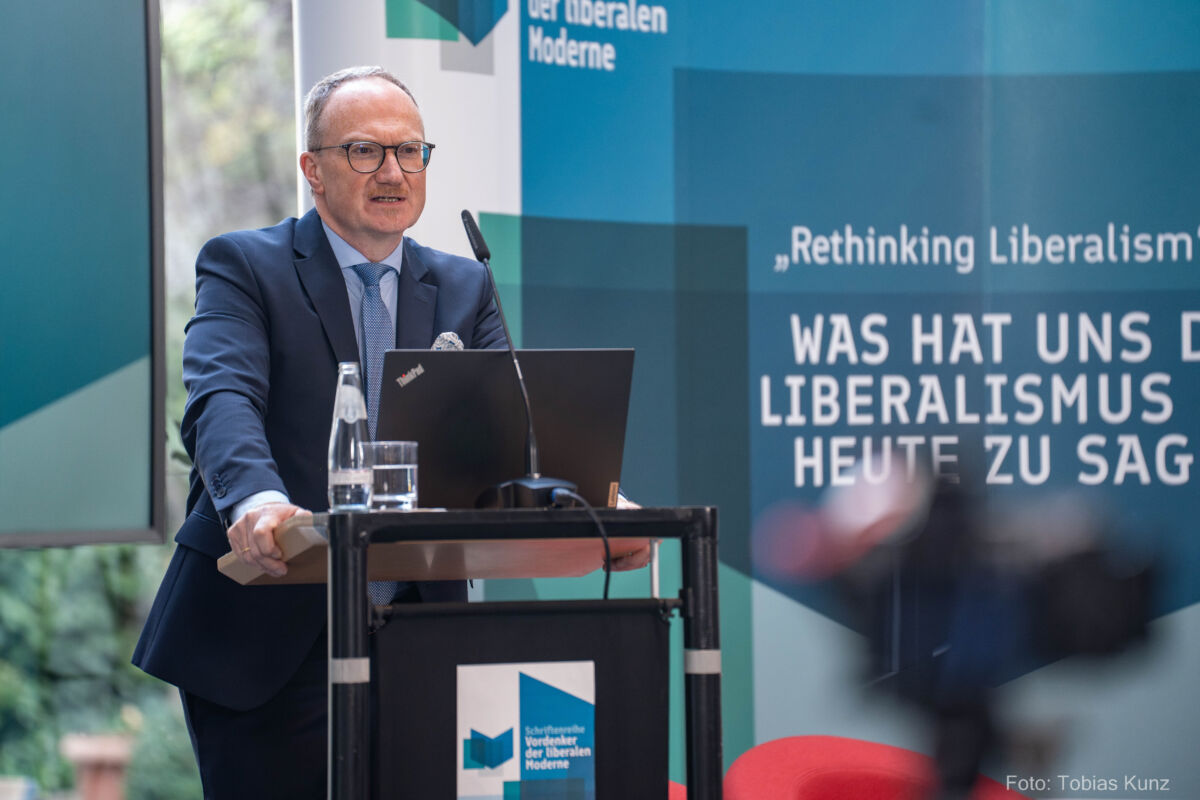 Starke Impulse, offene Kontro­versen und produktive Diskurse setzten bei unserer Konferenz den Startschuss zum umfassenden, mehrjährigen Editionsprojekt „Vordenker der liberalen Moderne“. VertreterInnen aus Wissenschaft, Politik und Zivilgesellschaft diskutierten in Berlin engagiert über Freiheit, Ordnung und Gemeinsinn und machten klar: Der Liberalismus bleibt ein lebendiges Gestaltungsprojekt, zu dem das Vordenker-Projekt einen wichtigen Beitrag leisten wird.