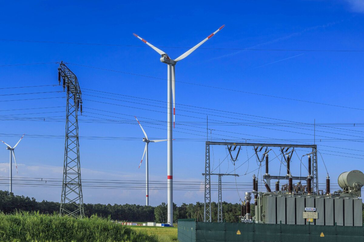 Ein aktueller Vorschlag aus dem BMWE will die Netzwirkungen der erneuerbaren Energien internalisieren. Das sei grundsätzlich zu begrüßen, so der Energiemarktexperte Christoph Maurer. Die Umsetzung dieses Vorschlags sei jedoch verbesserungsfähig. Alternativ schlägt er In-strumente vor, die mit Blick auf die netzbezogenen Steuerungswirkungen ähnlich effektiv sind. Diese würden die Risiken für EE-Investitionen und damit die Förderkosten nicht im gleichen Maß erhöhen. Für die Netzbetreiber werde der Anreiz für den Netzausbau damit aufrechterhalten.