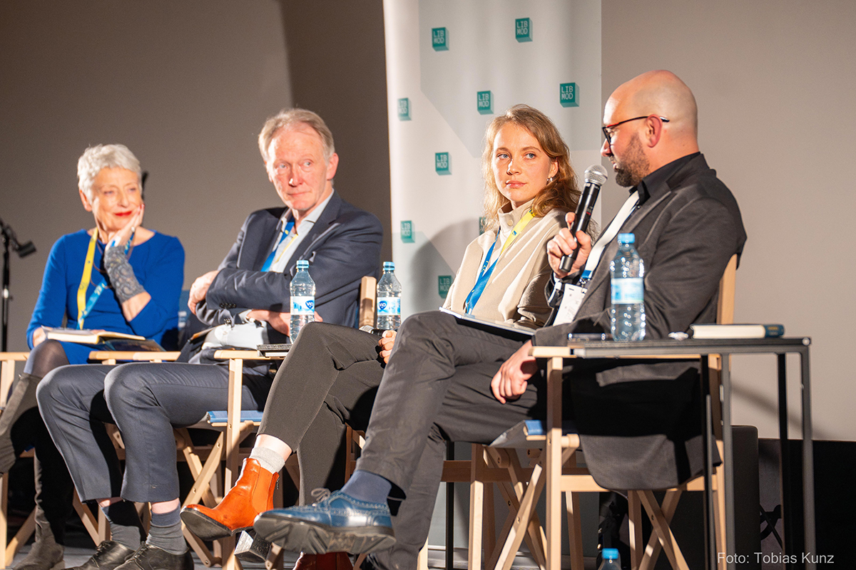 Café Kyiv hat sich im fünften Jahr der russischen Großinvasion längst als das größte europäische Veranstaltungsformat für UnterstützerInnen der Ukraine etabliert. Auch diesmal war Libmod mit verschiedenen hochkarätigen Panels dabei, die zentrale politische, wirtschaftliche und sicherheitspolitische Fragen im Kontext des russischen Angriffskrieges beleuchteten.