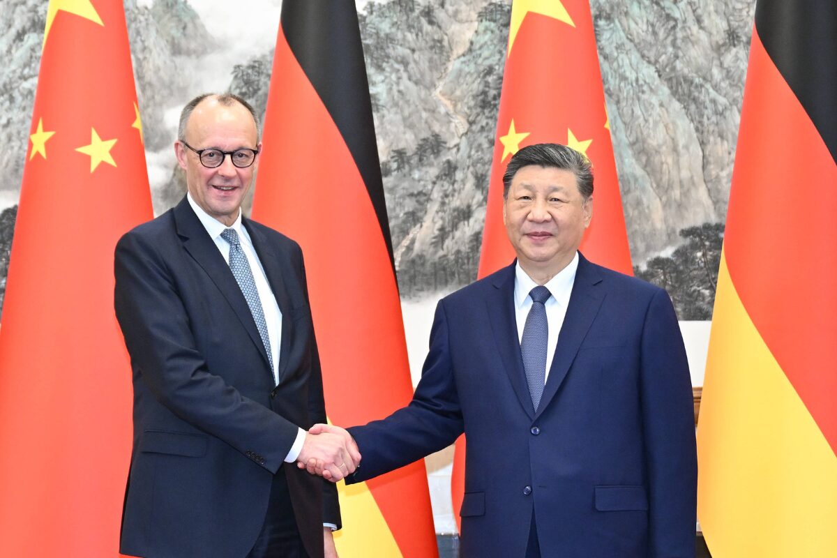 Am Rande der Münchner Sicherheitskonferenz sprachen John Lough und Ralf Fücks über das sich wandelnde Verhältnis zwischen China, Russland und Europa. Das Gespräch beleuchtet die strategische Logik hinter der Partnerschaft zwischen Peking und Moskau, Europas Bemühungen, seine Handlungsfähigkeit zu behaupten, sowie Deutschlands Suche nach einer neuen Wirtschafts- und Sicherheitsstrategie. Wird Europa den geopolitischen Druck in einen Moment strategischer Erneuerung verwandeln?