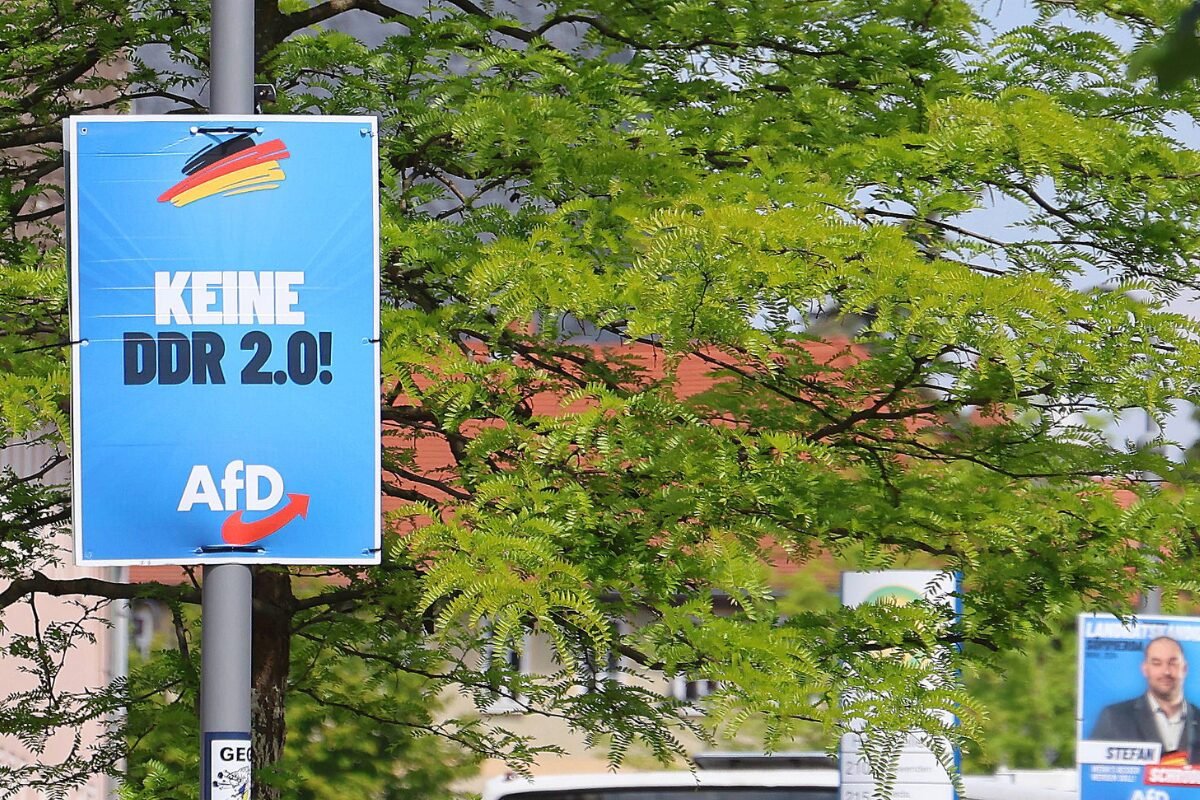 Warum verlaufen die Debatten über die Wiedervereinigung in Ostdeutschland so konfliktreich – und welche Rolle spielen historische Erfahrungen dabei? Ein Vergleich mit Polen zeigt, welche Rolle der unterschiedliche Umgang mit alten Eliten im Verlaufe der Transformationsprozesse dabei spielt und zu welchen Erfahrungen von Fremdbestimmtheit und Selbstermächtigung dies führt. Eine Analyse von Piotr Kocyba vom Else Frenkel-Brunswik Institut der Universität Leipzig.