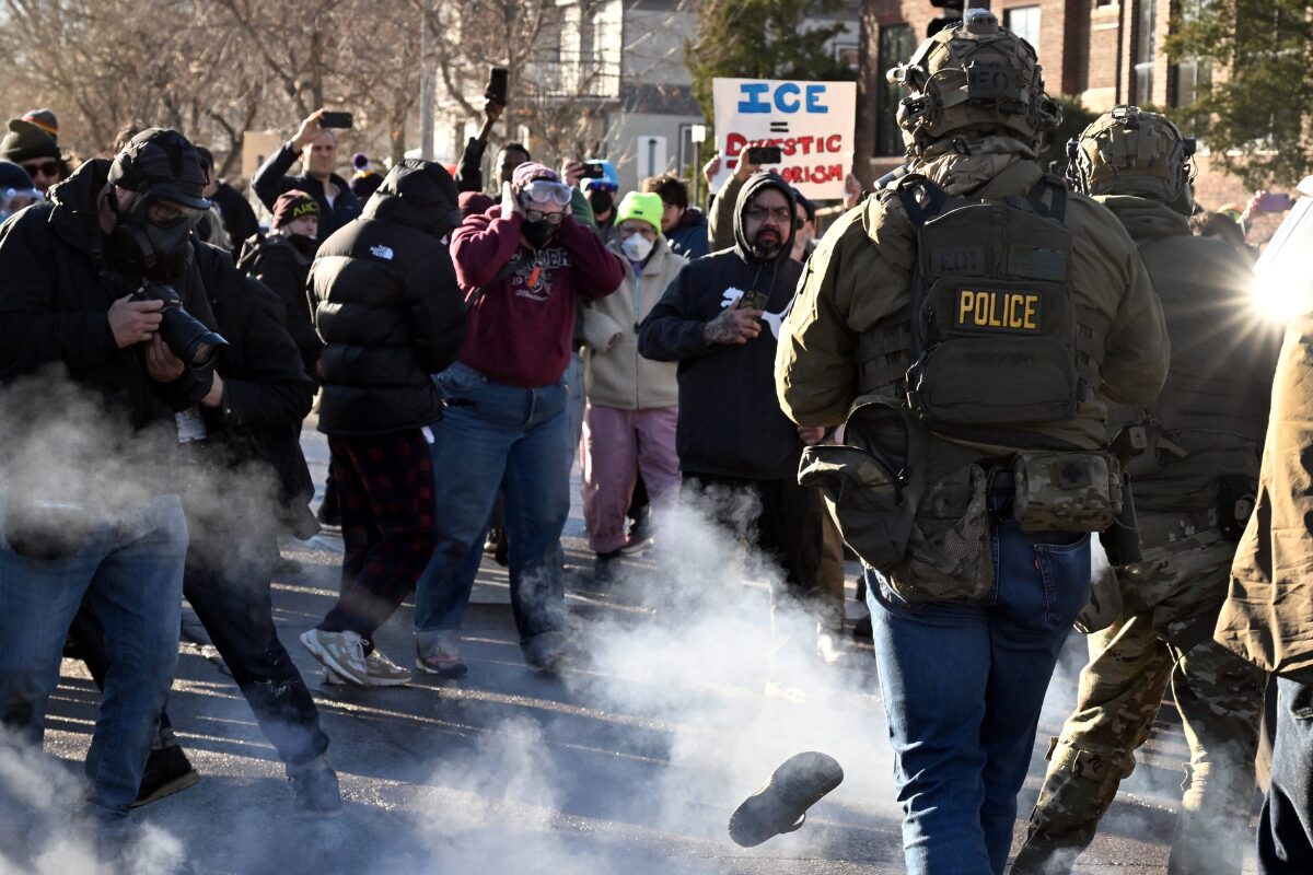 Es ist zwecklos zu fragen, ob Donald Trump ein Faschist ist. Es erklärt nichts und verschleiert das Eigentliche. Faschismus beginnt nicht mit Ideologie und Symbolen, sondern mit Herrschaftspraktiken, die den Preis des Widerstands erhöhen und Loyalität zur rationalen Überlebensstrategie machen. Trumps zweite Amtszeit zeigt, wie diese Mechanismen in der Praxis wirken, analysiert Jakub Bodziony. Sein Text erschien zunächst bei bei Kultura Liberalna.