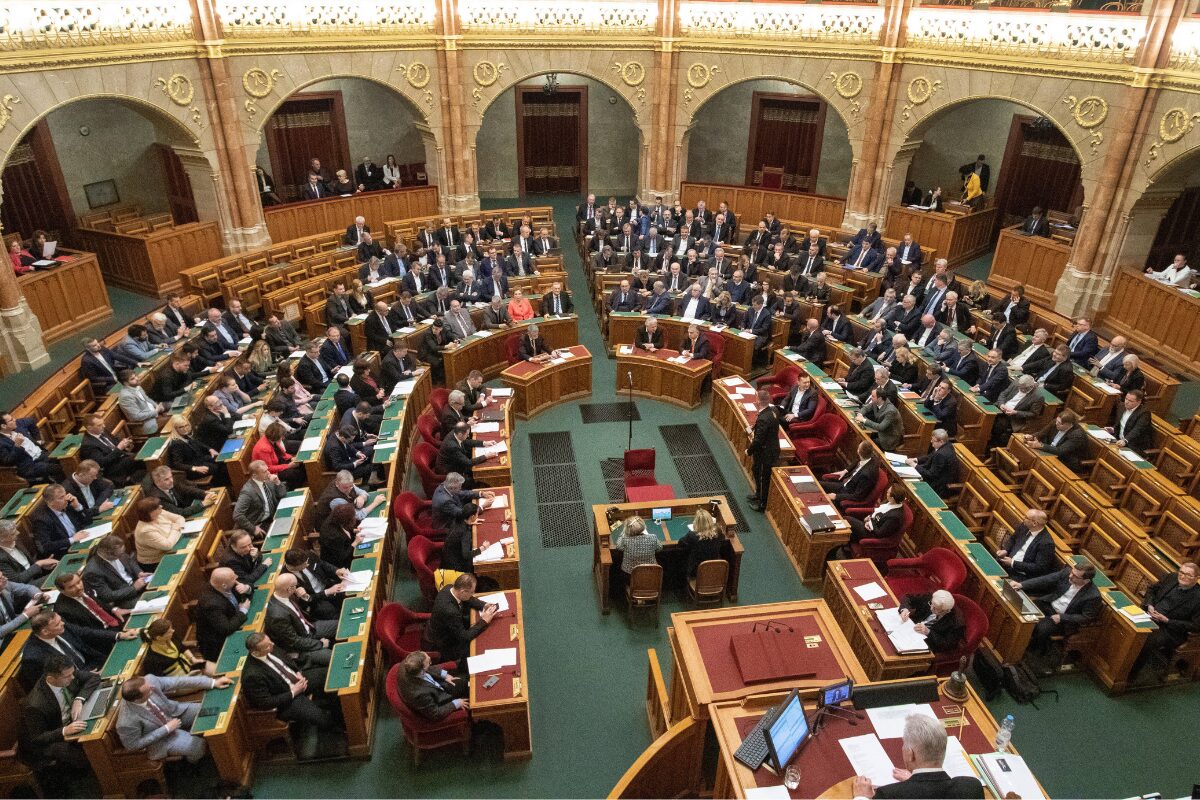 Am 12. April wird in Ungarn gewählt. Wird das System Orbán abgewählt beziehungsweise ist es möglich, dass es selbst wenn sein Herausforderer Péter Magyar die Wahlen gewinnt, weiter fortbesteht? Dieser Frage geht der Historiker und Jurist Peter Techet (Institut für den Donauraum und Mitteleuropa, Wien) in seiner Analyse nach und zeigt die Fallstricke, die sich hier für die Vertreter einer liberalen Demokratie auftun.