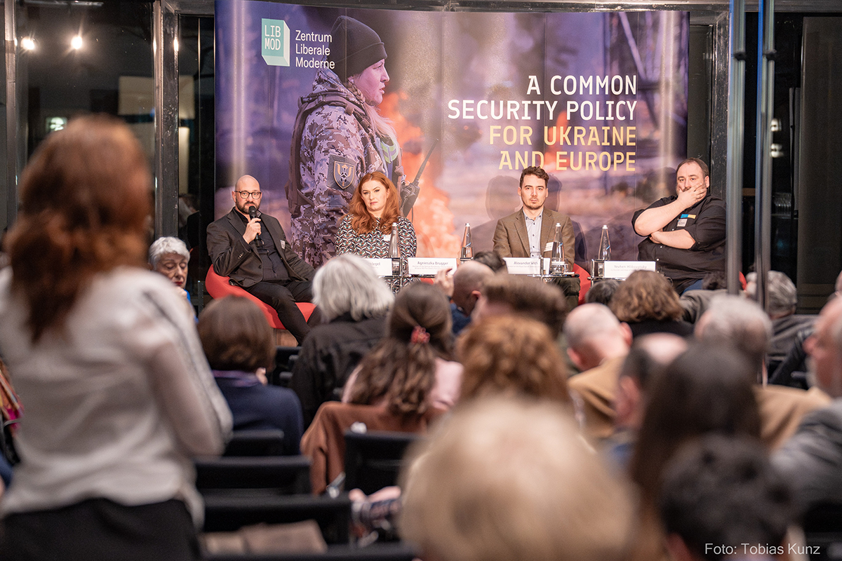 Russlands Angriffskrieg in der Ukraine ist ein Wendepunkt für Europa – insbesondere seitdem die USA kein sicherer Partner mehr sind. Die Ukraine wirkt als Schutzschild, während Europa zwischen bloßer Abschreckung und der nachhaltigen Zerstörung von Russlands Kriegsfähigkeit wählen muss. Wie lässt sich eine gemeinsame, nachhaltige Sicherheitsordnung schaffen? Darüber diskutierten wir mit zahlreichen Expertinnen und Experten  bei unserer internationalen Ukraine-Konferenz am 24. März in Berlin.