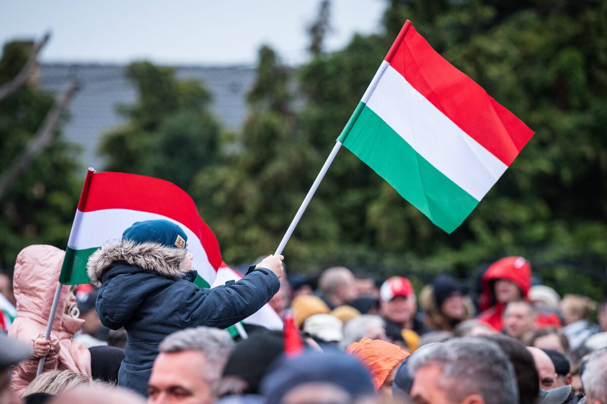 Nachdem er mehr als ein Jahrzehnt lang keinen ernstzunehmenden Herausforderer hatte, sieht sich der ungarische Ministerpräsident Viktor Orbán nun in einem äußerst knappen Wahlkampf mit einem Gegner konfrontiert, der ihn aus dem Amt verdrängen könnte, schreibt Zsuzsanna Szelényi in ihrer Analyse. Sie ist ehemalige ungarische Abgeordnete, Direktorin des Demokratieinstituts der Central European University und Autorin des Buches „Tainted Democracy: Viktor Orbán and the Subversion of Hungary“.