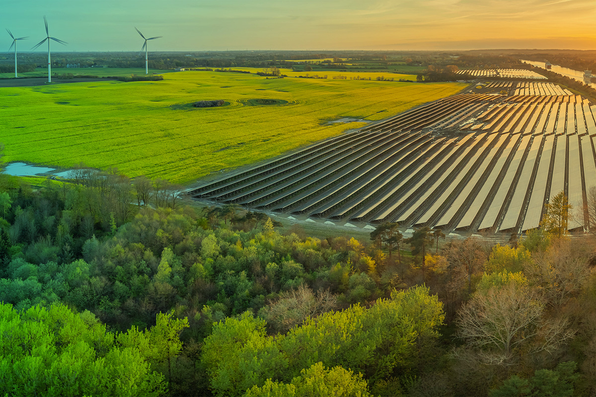 Steigende Kosten, stockender Netzausbau und widersprüchliche Signale aus der Politik setzen der Energiewende zu. In unserem hochrangigen Strategiekreis Klimatransformation wurde deutlich: Es braucht eine bessere Abstimmung von erneuerbaren Energien, Netzen, Marktmechanismen und Gebäudemodernisierung. Doch ein Ende der Energiewende wäre fatal. Bruno Naredo fasst die zentralen Diskussionen zusammen.