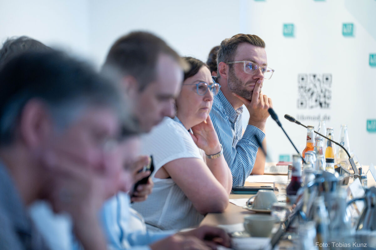 Das EU-Parlament hat eine Verordnung verabschiedet, nach der die Anwendung und Zulassung von Pflanzenzucht mit bestimmten gentechnischen Verfahren, den Neuen Genomischen Techniken (NGTs), einfacher wird. Libmod führte im Rahmen des Projekts „Stakeholder Dialog: Wie weiter mit der modernen Pflanzenzucht?“ Fachgespräche. Rena Barghusen und Lukas Daubner ordnen die Ergebnisse ein.