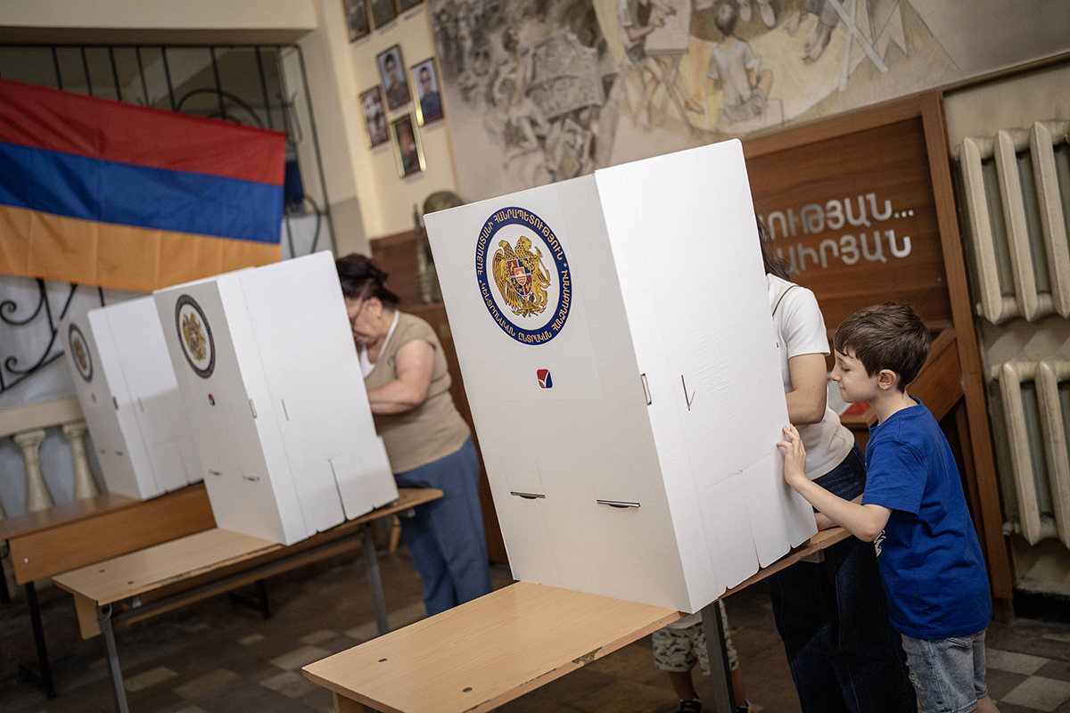 Die Parlamentswahl 2026 hat Ministerpräsident Nikol Paschinjan ein erneuertes Mandat verschafft und zugleich die Grenzen russischen Einflusses in Armenien aufgezeigt. Dennoch bleiben prorussische Kräfte ein wichtiger politischer Faktor und dürften Reformen sowie die Annäherung an die EU weiter bremsen. Areg Kochinyan, Präsident des Armenian Council, analysiert die Wahlergebnisse, Russlands verbleibende Einflusshebel und die Perspektiven für Armeniens europäischen Weg.