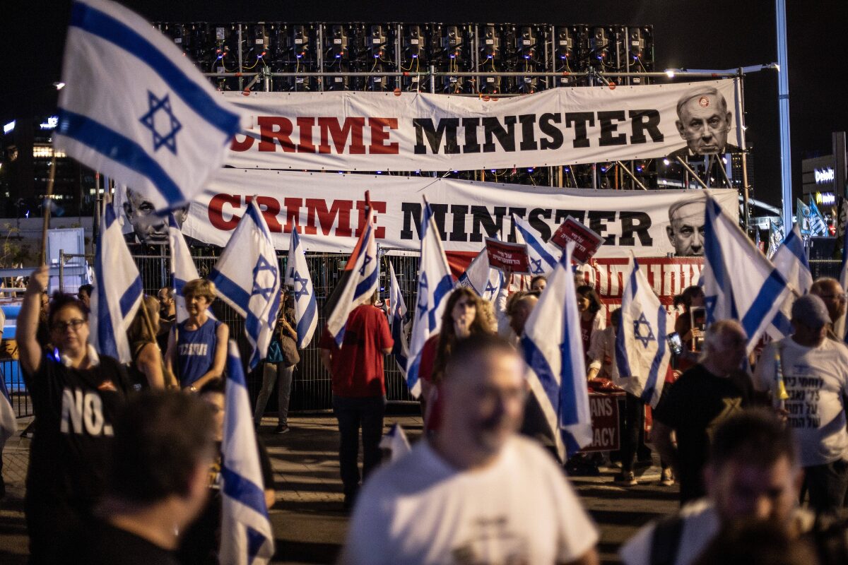 In Israel herrscht eine Verfassungskrise. Zum ersten Mal in der Geschichte will sich eine Regierung nicht an ein Gerichtsurteil halten. Dies ist das Ergebnis einer institutionellen Schwäche des Staatssystems und natürlich auch einer illiberalen Betrachtungsweise dessen, was Recht sein soll oder darf, schreibt Richard C. Schneider.