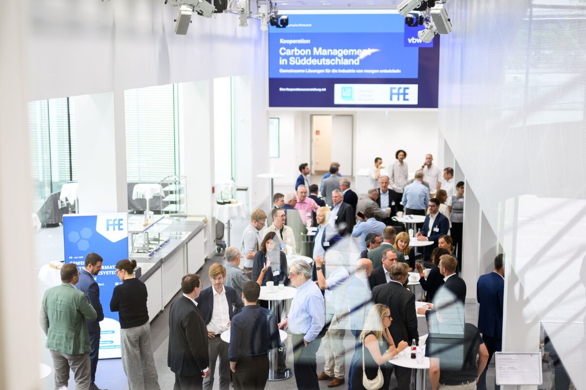 Trotz regulatorischen Fortschritten steht der industrielle Hochlauf von Carbon Management in Deutschland noch am Anfang. Besonders die süddeutschen Länder mit starker Industrie und langen Wegen zu Offshore-CO2-Speichern stehen vor wichtigen Weichenstellungen. Diese haben wir auf einer gemeinsam mit der Forschungsgesellschaft für Energiewirtschaft (FfE) und der Vereinigung der Bayerischen Wirtschaft (vbw) organisierten Tagung in München diskutiert.