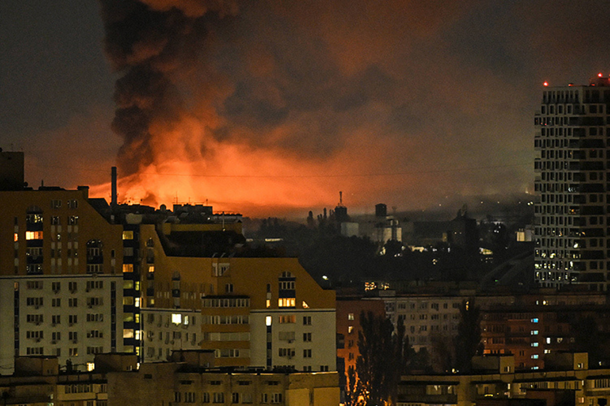 Seitdem Russ­land im Oktober 2022 begon­nen hat, gezielt die ukrai­ni­sche Ener­gie­ver­sor­gung zu atta­ckie­ren, häufen sich jähr­lich im Spät­som­mer die War­nun­gen vor dem Winter. Simon Schle­gel war kürz­lich in Kyjiw und stellt fest: Dieses Jahr ist die Sorge beson­ders groß, denn die rus­si­sche Armee setzt jüngst mas­sen­weise bal­lis­ti­sche Raketen ein. Sie nutzt damit die welt­weite Knapp­heit von Patriot-Abwehr­ra­ke­ten aus.