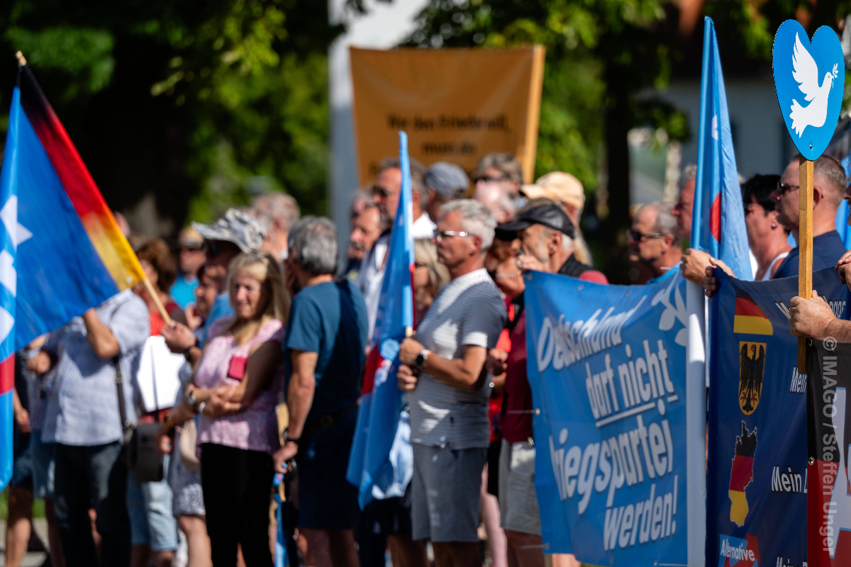 Georgien zeigt, wie hybride Einflussnahme über Diskurse wirken kann: Wiederholte Narrative verändern die Wahrnehmung von Bedrohung, Identität und nationalem Interesse, beeinflussen Wahlentscheidungen und können schließlich Politik verändern. Für Deutschland ist der georgische Fall deshalb weniger eine Analogie als ein Frühwarnsystem.